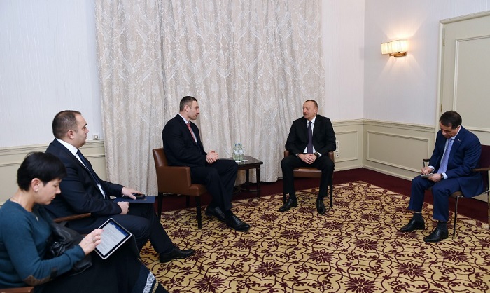Präsident Ilham Aliyev trifft mit Bürgermeister von Kiew in München zusammen 
